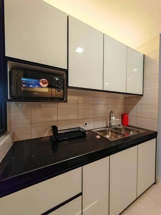 Industrial Design Simfoni 3 Bedroom W Netflix And Wi-Fi Cheras Ngoại thất bức ảnh