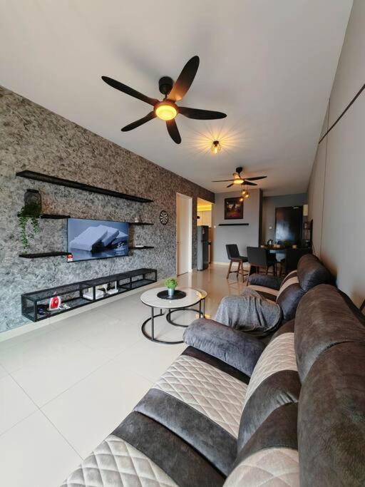 Industrial Design Simfoni 3 Bedroom W Netflix And Wi-Fi Cheras Ngoại thất bức ảnh