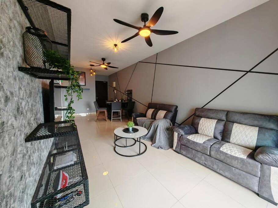 Industrial Design Simfoni 3 Bedroom W Netflix And Wi-Fi Cheras Ngoại thất bức ảnh